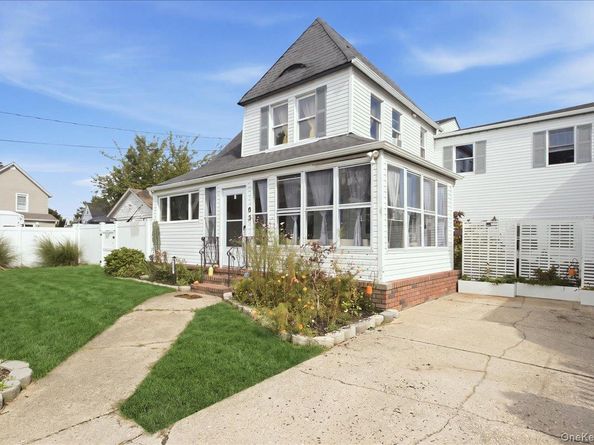 63 E Neck Court, West Babylon NY 11704