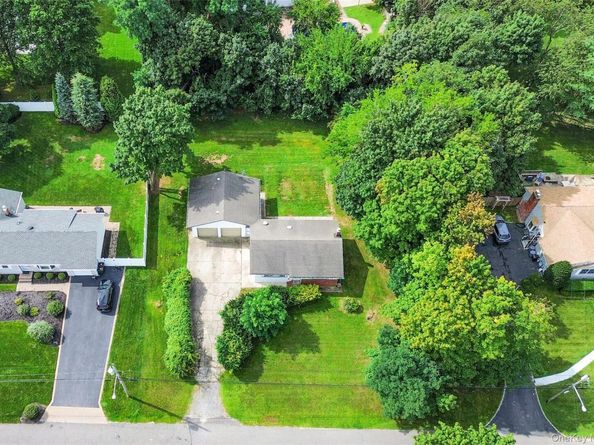 38 Sams Path, Rocky Point NY 11778