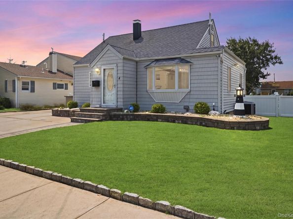 4 Flint Road, Amity Harbor NY 11701
