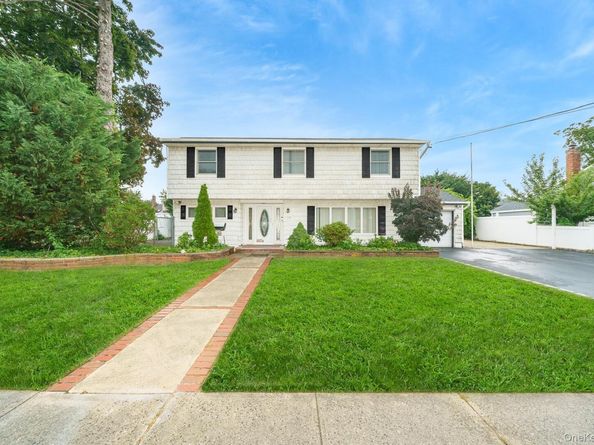 195 N Albany Avenue, Massapequa NY 11758