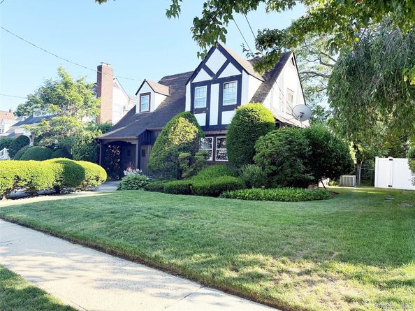 266 E Chester Street, Valley Stream NY 11580