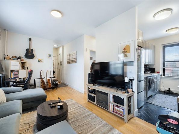 2115 33 Street 4E, Astoria NY 11105