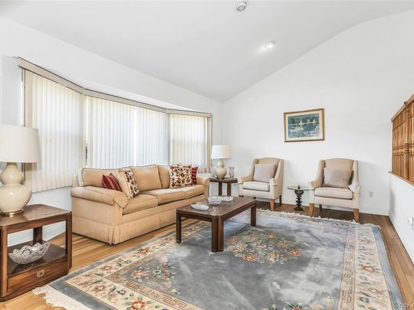 17 Fresno Drive, Plainview NY 11803