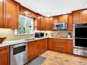 2 Crest Hollow Lane, Albertson NY 11507