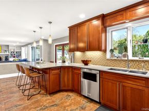 2 Crest Hollow Lane, Albertson NY 11507