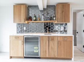 21 Dunhill Road, New Hyde Park NY 11040