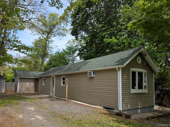9 Laurelton Avenue, Selden NY 11784