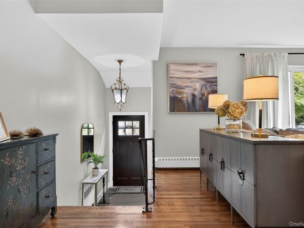 34 Bridge Road, Manhasset NY 11030