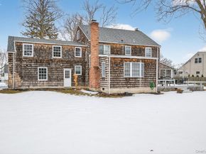4 Colonial Court, Bay Shore NY 11706
