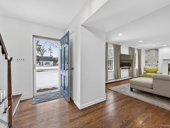 4 Colonial Court, Bay Shore NY 11706