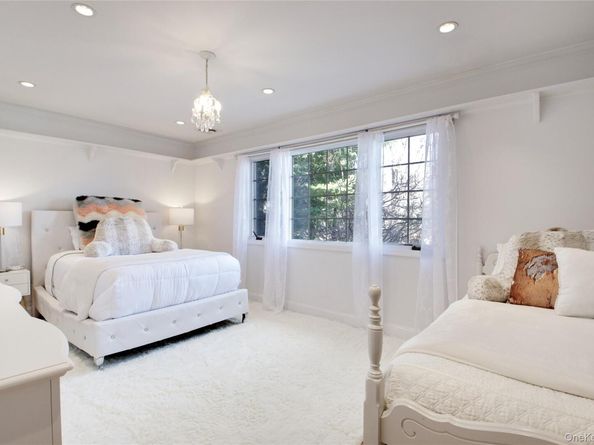 42 Mora Court, Manhasset NY 11030