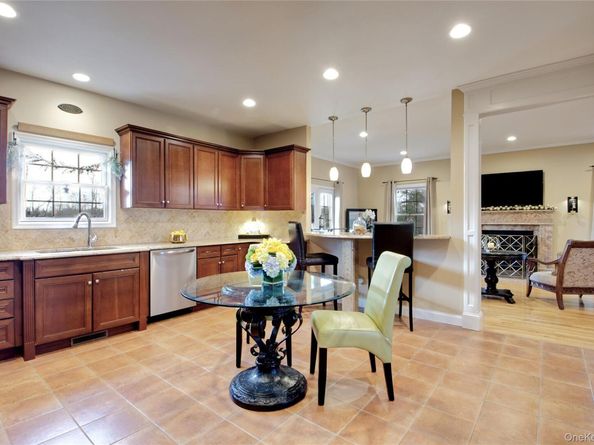 42 Mora Court, Manhasset NY 11030