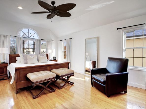 42 Mora Court, Manhasset NY 11030