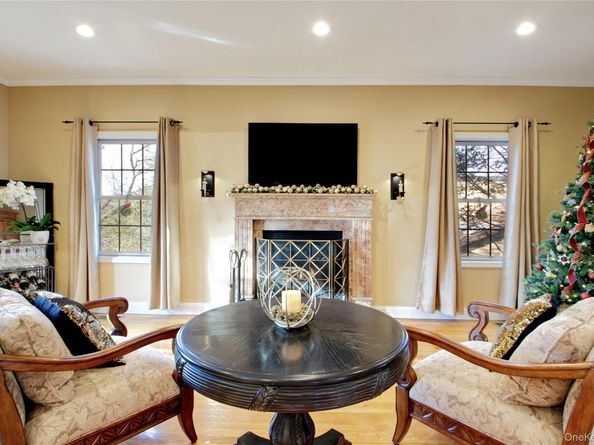 42 Mora Court, Manhasset NY 11030