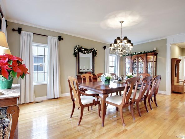 42 Mora Court, Manhasset NY 11030