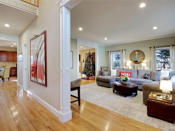 42 Mora Court, Manhasset NY 11030