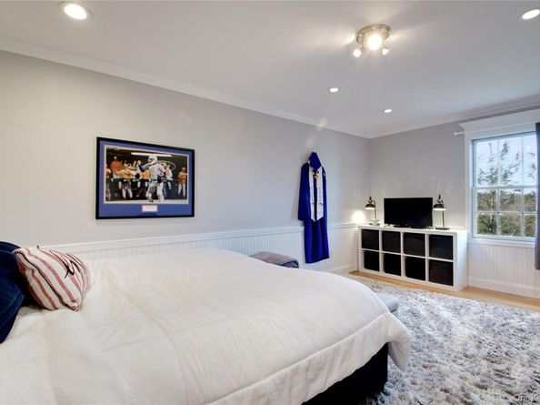 42 Mora Court, Manhasset NY 11030