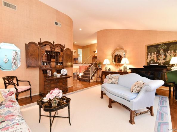 11 Joy Drive, Manhasset Hills NY 11040