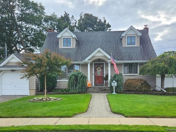 681 N Clinton Avenue, Lindenhurst NY 11757