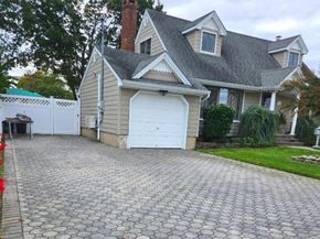 681 N Clinton Avenue, Lindenhurst NY 11757