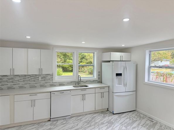 86 Wilson Avenue, Medford NY 11763