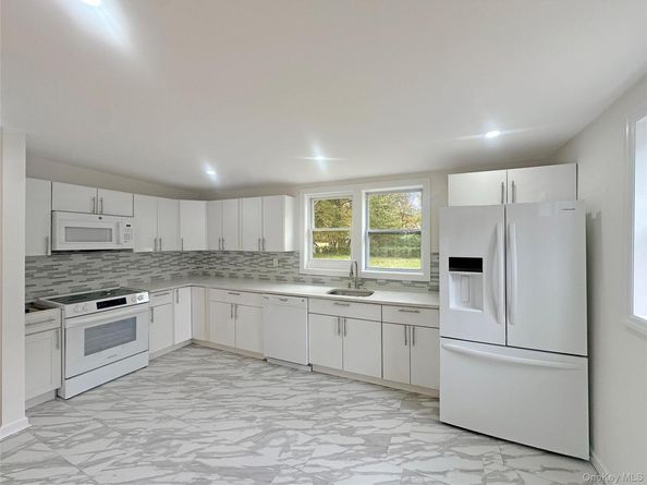 86 Wilson Avenue, Medford NY 11763