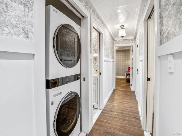 32 Rustic Gate Lane, Dix Hills NY 11746