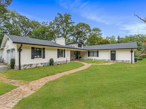 32 Rustic Gate Lane, Dix Hills NY 11746