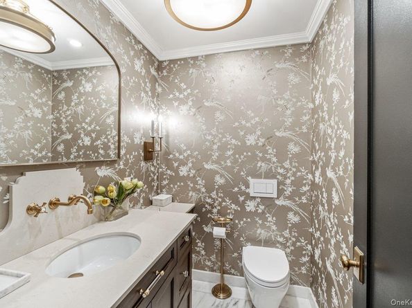 32 Rustic Gate Lane, Dix Hills NY 11746