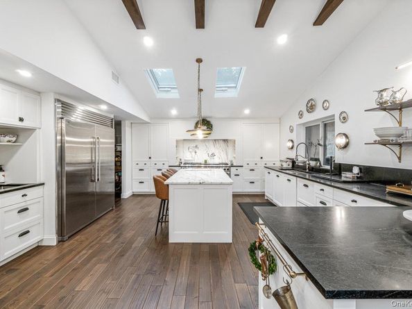 32 Rustic Gate Lane, Dix Hills NY 11746