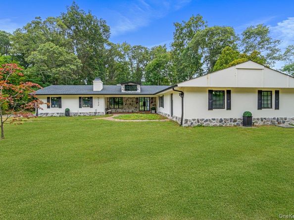 32 Rustic Gate Lane, Dix Hills NY 11746