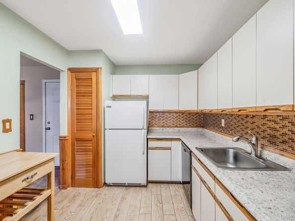 330 Lakeland Avenue 2H, Sayville NY 11782