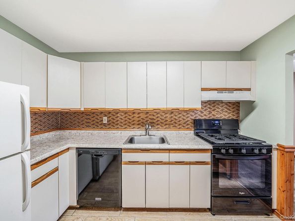 330 Lakeland Avenue 2H, Sayville NY 11782