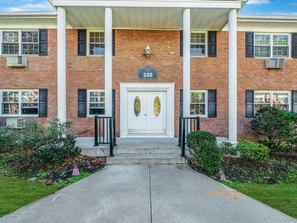 330 Lakeland Avenue 2H, Sayville NY 11782