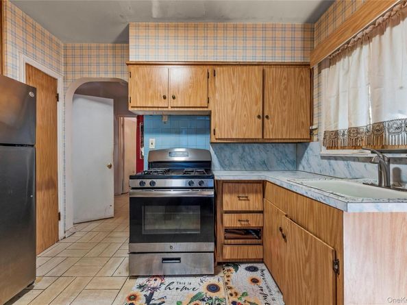 208 Dogwood Road, Valley Stream NY 11580