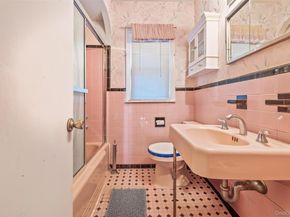 208 Dogwood Road, Valley Stream NY 11580