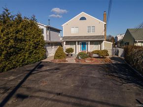 15 Roneck Court, Shirley NY 11967