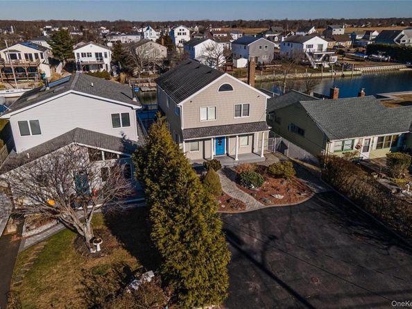 15 Roneck Court, Shirley NY 11967