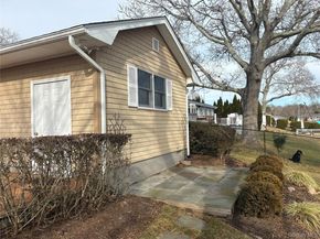 17 Whiting Road, East Quogue NY 11942