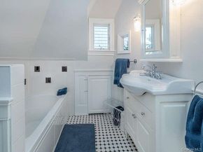 23 Ivy Way, Port Washington NY 11050