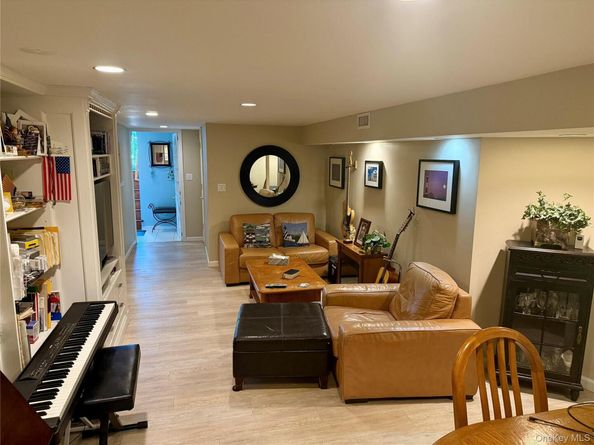 3 Candlestick Court, Dix Hills NY 11746