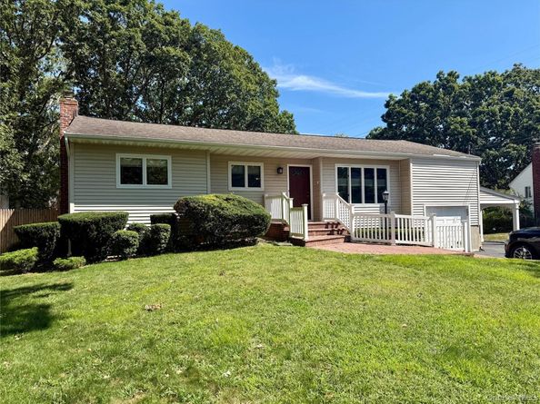 3 Candlestick Court, Dix Hills NY 11746