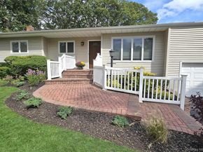 3 Candlestick Court, Dix Hills NY 11746