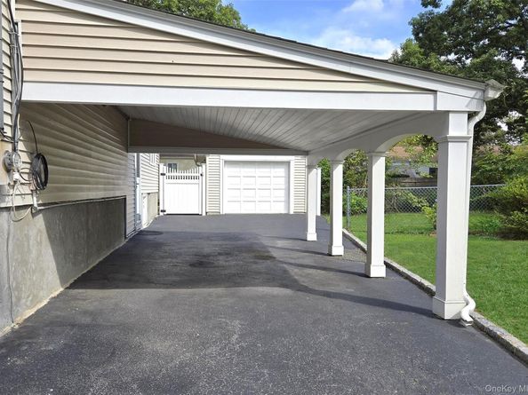 3 Candlestick Court, Dix Hills NY 11746