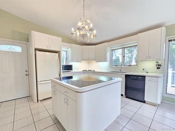 3 Candlestick Court, Dix Hills NY 11746