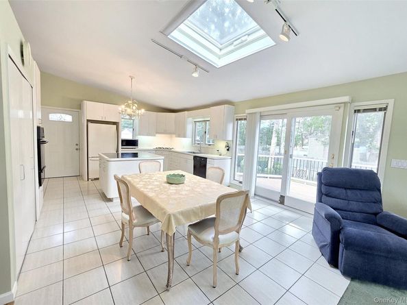 3 Candlestick Court, Dix Hills NY 11746