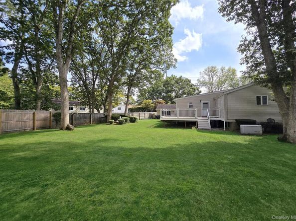 3 Candlestick Court, Dix Hills NY 11746