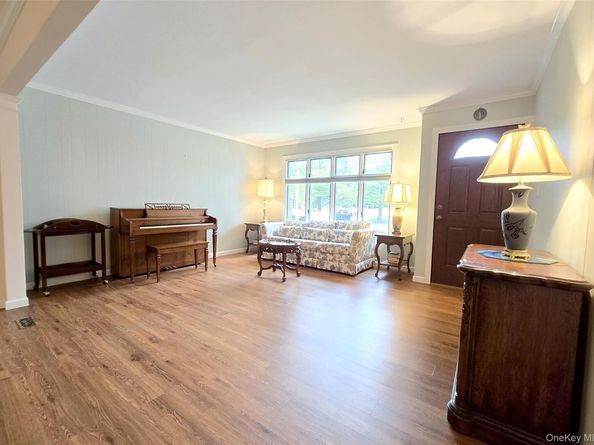 3 Candlestick Court, Dix Hills NY 11746