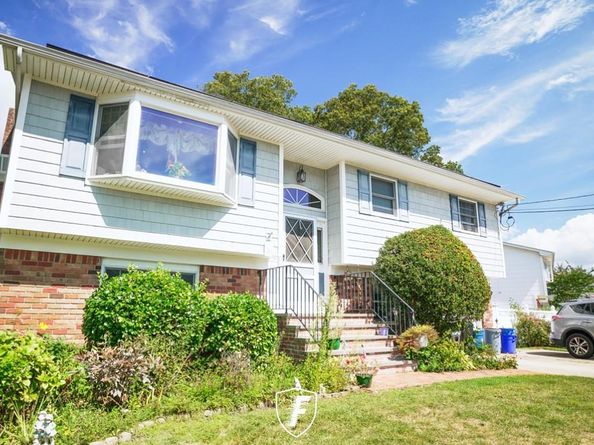 6 Waltie Court, West Babylon NY 11704