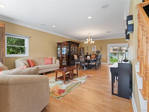 15 Cedar Drive, Plainview NY 11803
